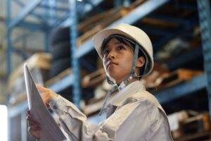 「ベテランの勘」と「データ」をつなぐ品質管理手法！『事実に基づく管理』と三現主義の実践ステップ