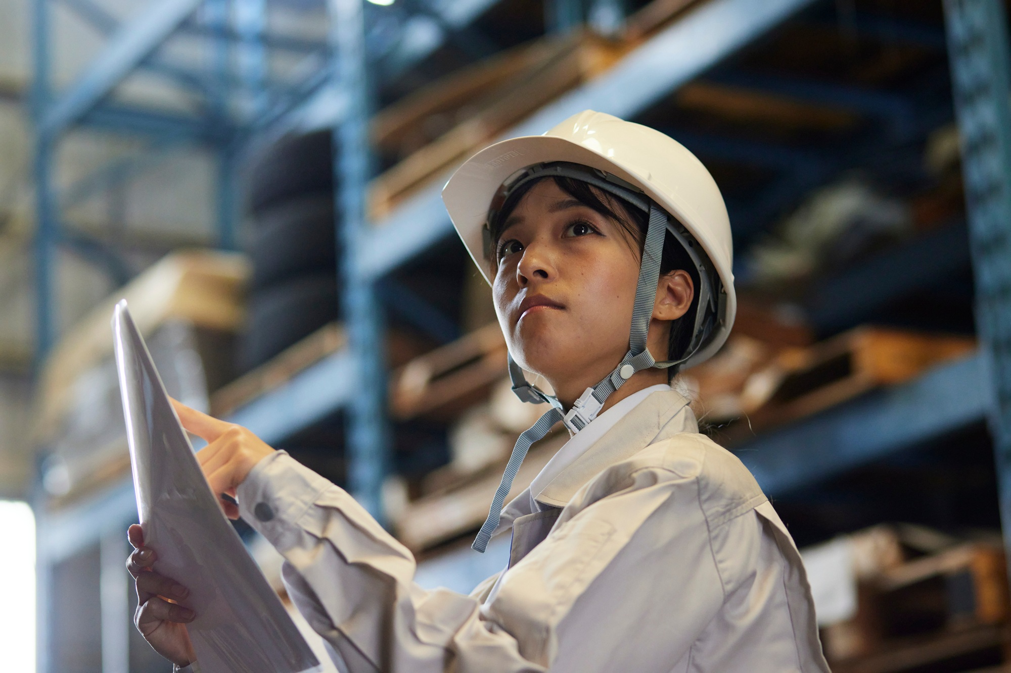 「ベテランの勘」と「データ」をつなぐ品質管理手法！『事実に基づく管理』と三現主義の実践ステップ